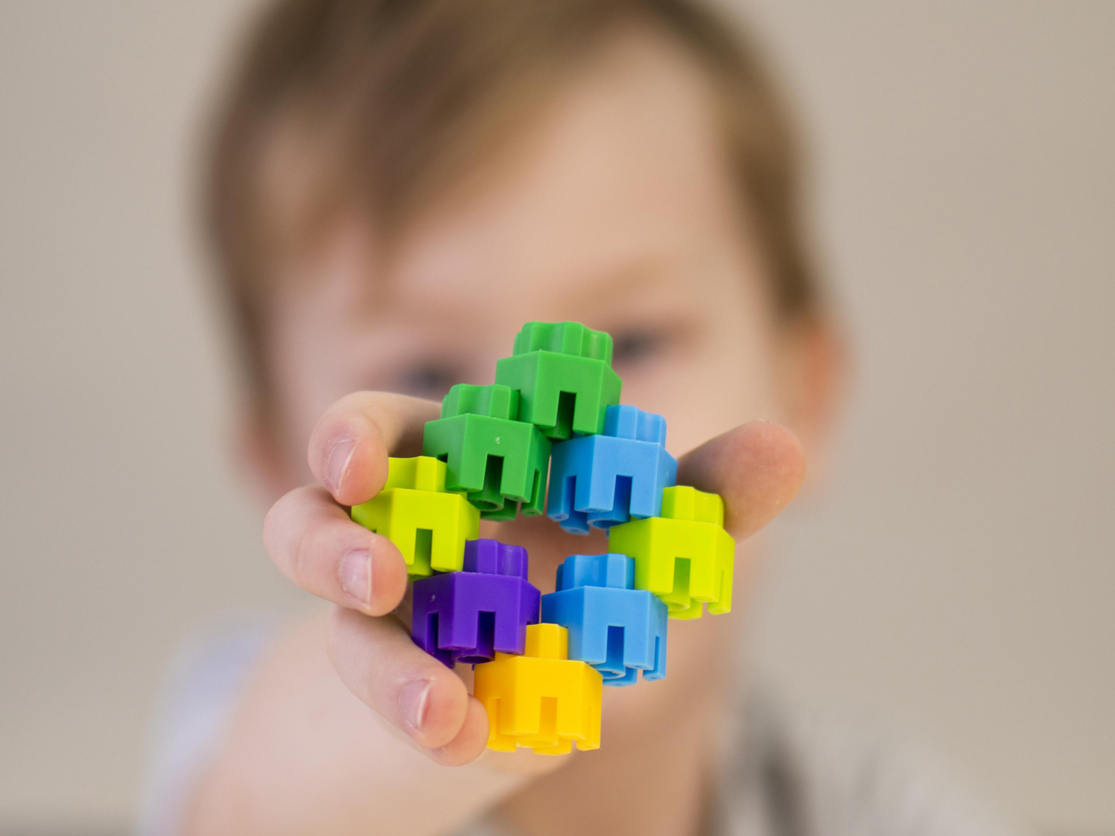 Criança autista com família