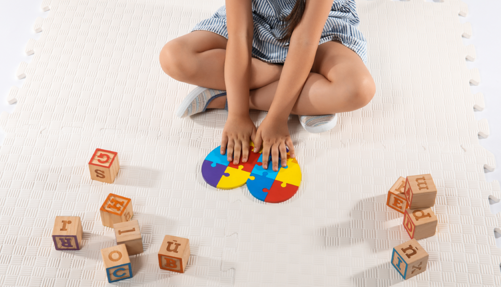 Criança com autismo em terapia