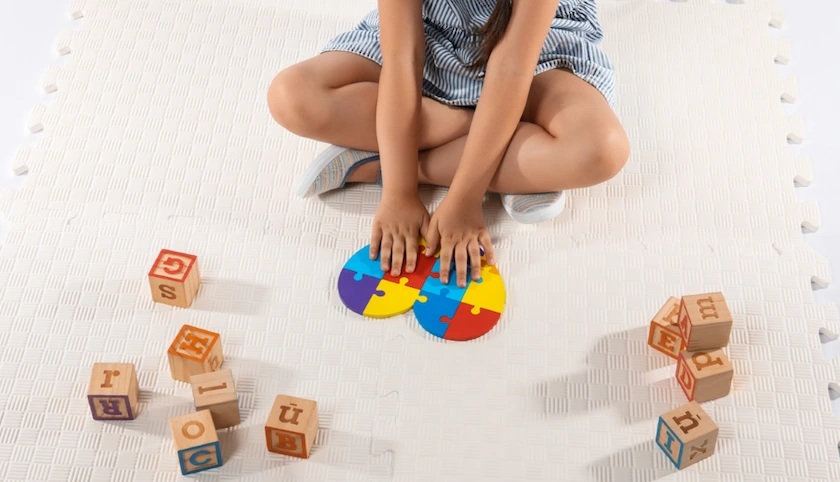 Criança com autismo em terapia